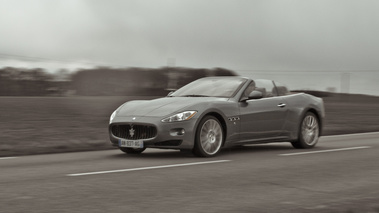 Maserati GranCabrio gris 3/4 avant droit filé