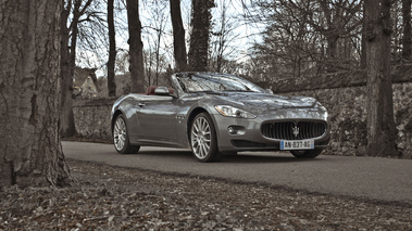 Maserati GranCabrio gris 3/4 avant droit 