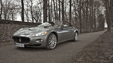 Maserati GranCabrio gris 3/4 avant gauche