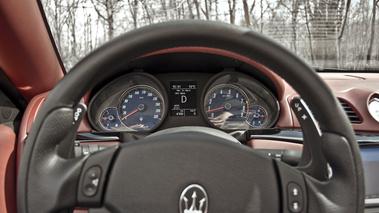 Maserati GranCabrio gris compteurs