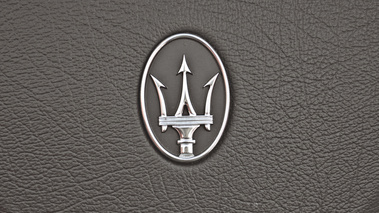 Maserati GranCabrio gris logo trident