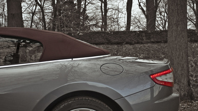 Maserati GranCabrio gris profil arrière coupé