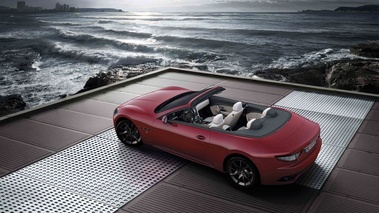 Maserati GranCabrio Sport rouge 3/4 arrière gauche vue de haut