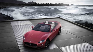 Maserati GranCabrio Sport rouge 3/4 avant gauche vue de haut