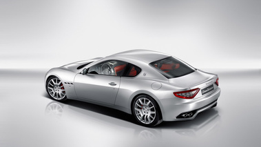 Maserati GranTurismo gris 3/4 arrière gauche