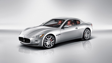 Maserati GranTurismo gris 3/4 avant gauche