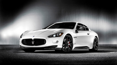 Maserati GranTurismo MC Sport Line blanc 3/4 avant gauche