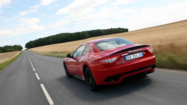 Maserati GranTurismo MC SportLine rouge 3/4 arrière gauche travelling