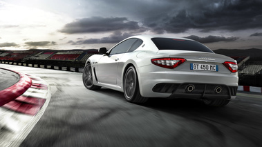 Maserati GranTurismo MC Stradale blanc 3/4 arrière gauche travelling penché