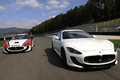 Maserati GranTurismo MC Stradale blanc 3/4 avant droit & MC Trofeo blanc/rouge face avant travelling penché