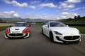 Maserati GranTurismo MC Stradale blanc 3/4 avant droit & MC Trofeo blanc/rouge face avant travelling