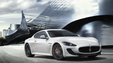 Maserati GranTurismo MC Stradale blanc 3/4 avant droit travelling penché 2