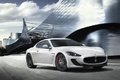 Maserati GranTurismo MC Stradale blanc 3/4 avant droit travelling penché 2