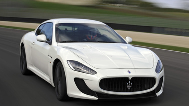 Maserati GranTurismo MC Stradale blanc 3/4 avant droit travelling