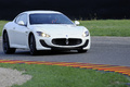 Maserati GranTurismo MC Stradale blanc 3/4 avant droit 