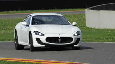 Maserati GranTurismo MC Stradale blanc 3/4 avant droit