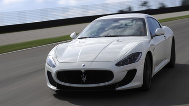 Maserati GranTurismo MC Stradale blanc 3/4 avant gauche travelling penché