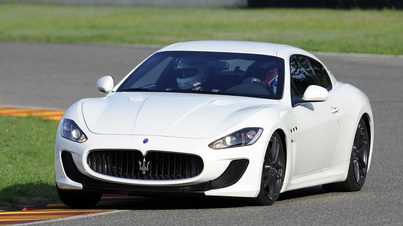 Maserati GranTurismo MC Stradale blanc 3/4 avant gauche