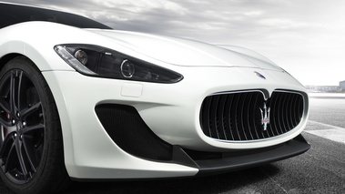 Maserati GranTurismo MC Stradale blanc calandre
