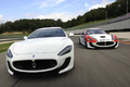 Maserati GranTurismo MC Stradale blanc face avant & MC Trofeo blanc/rouge 3/4 avant droit travelling penché