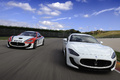 Maserati GranTurismo MC Stradale blanc face avant & MC Trofeo blanc/rouge 3/4 avant gauche travelling penché 2