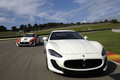 Maserati GranTurismo MC Stradale blanc face avant & MC Trofeo blanc/rouge 3/4 avant gauche travelling