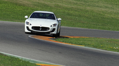 Maserati GranTurismo MC Stradale blanc face avant penché 2