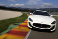 Maserati GranTurismo MC Stradale blanc face avant travelling penché 2