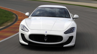 Maserati GranTurismo MC Stradale blanc face avant travelling penché