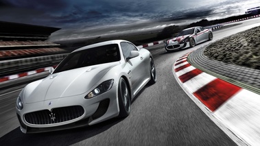 Maserati GranTurismo MC Stradale blanc & MC Trofeo blanc/noir 3/4 avant gauche travelling penché