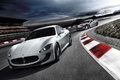 Maserati GranTurismo MC Stradale blanc & MC Trofeo blanc/noir 3/4 avant gauche travelling penché