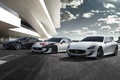 Maserati GranTurismo MC Stradale blanc & MC Trofeo blanc/noir & GranTurismo S noir 3/4 avant gauche