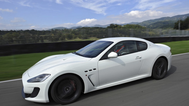 Maserati GranTurismo MC Stradale blanc profil travelling penché