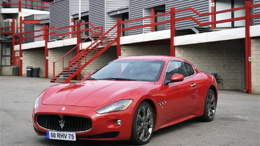 Maserati GranTurismo rouge Statique 1