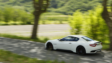 Maserati GranTurismo S MC Sportline - blanche - 3/4 arrière gauche, filé