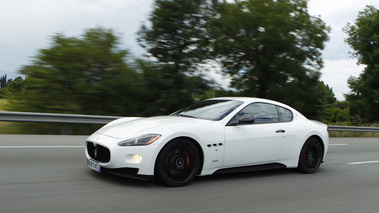 Maserati GranTurismo S MC Sportline - blanche - 3/4 avant gauche, travelling