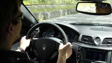 Maserati GranTurismo S MC Sportline - blanche - au volant