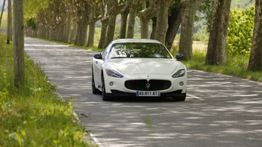 Maserati GranTurismo S MC Sportline - blanche - avant, filé