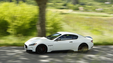 Maserati GranTurismo S MC Sportline - blanche - profil gauche, filé