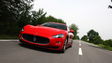 Maserati GranTurismo S rouge 3/4 avant gauche travelling penché