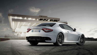 Maserati GranTurismo Stradale - blanc - 3/4 arrière droit