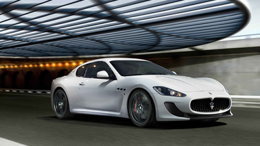 Maserati GranTurismo Stradale - blanc - 3/4 avant droit