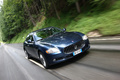 Maserati Quattroporte S bleu foncé 3/4 avant droit travelling penché