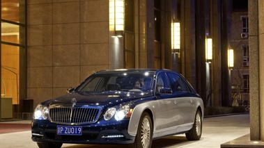 Maybach 62 FL - gris/bleu - 3/4 avant gauche, sombre, phares allumés