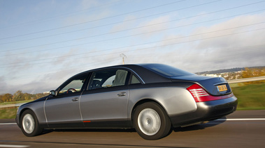 Maybach 62 grise/anthracite 3/4 arrière gauche travelling penché