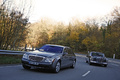 Maybach 62 grise/anthracite 3/4 avant gauche & Mercedes 600 LWB noir face avant travelling penché 2