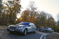 Maybach 62 grise/anthracite & Mercedes 600 LWB noir 3/4 avant gauche travelling penché