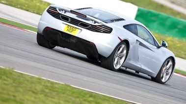 McLaren MP4-12C gris 3/4 arrière droit filé penché