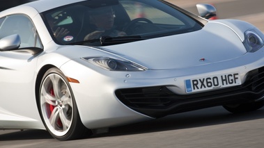 McLaren MP4-12C gris 3/4 avant droit filé coupé penché