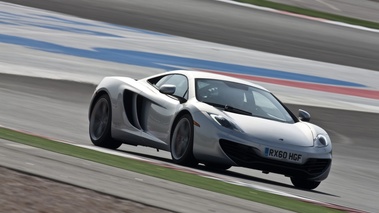 McLaren MP4-12C gris 3/4 avant droit filé penché